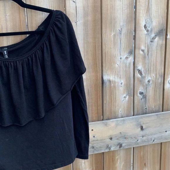 NWT Design Lab Black Off Shoulder Ruffle Neck Top - Picture 2 of 3